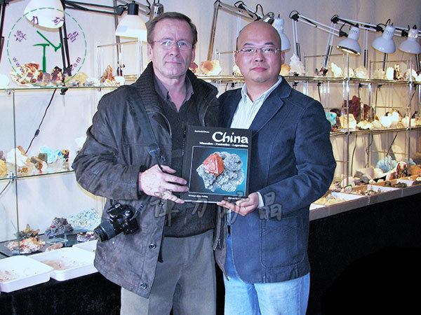 《中國礦物與產地》作者，德國礦物學家Berthold-Ottens貝特赫爾德·奧騰斯（左），譚力（右）